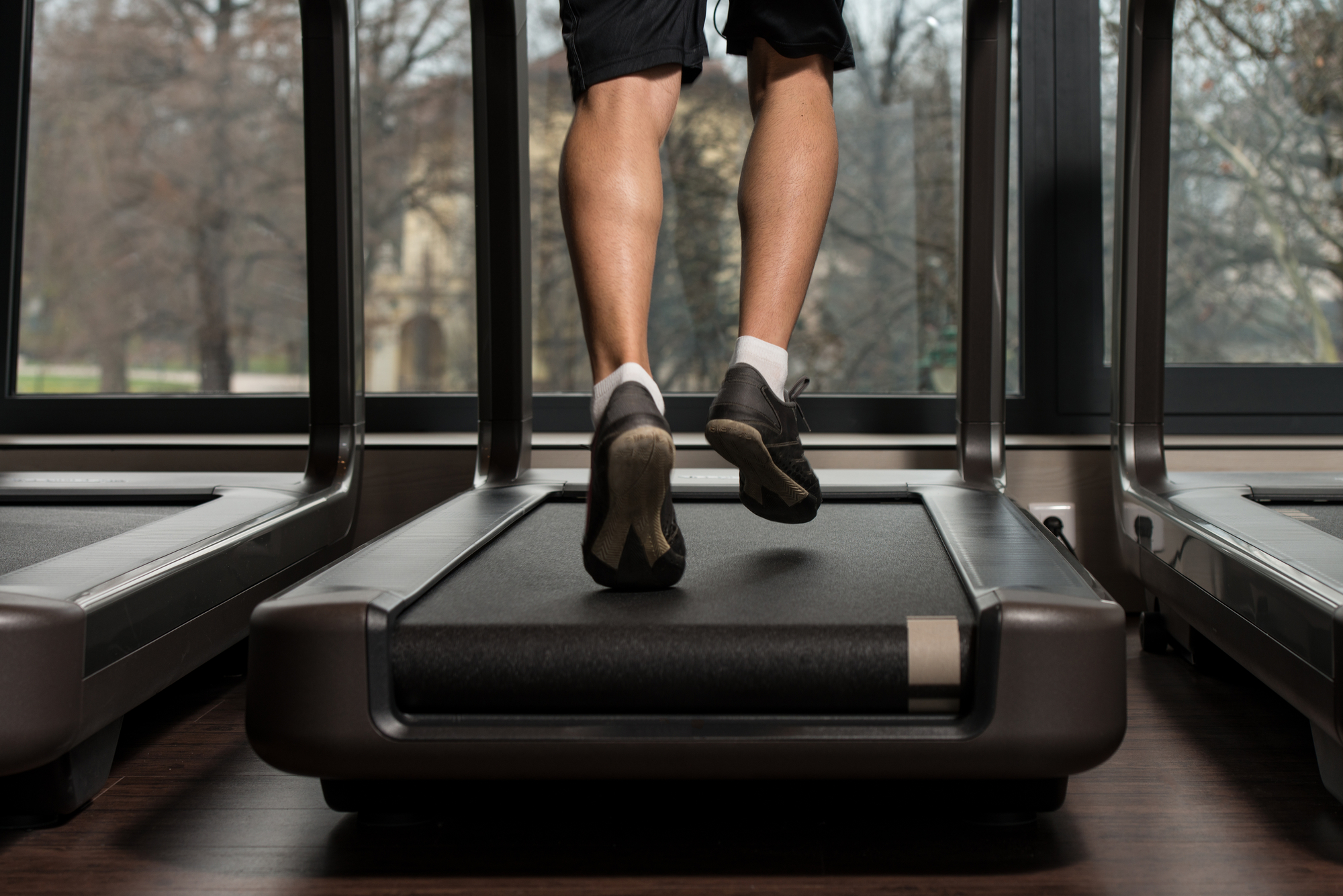 Treadmill. Ноги мужчины на беговой дорожке. Мужик бежит по беговой дорожке. Мужские ноги на беговой. Парень бегает на беговой дорожке.